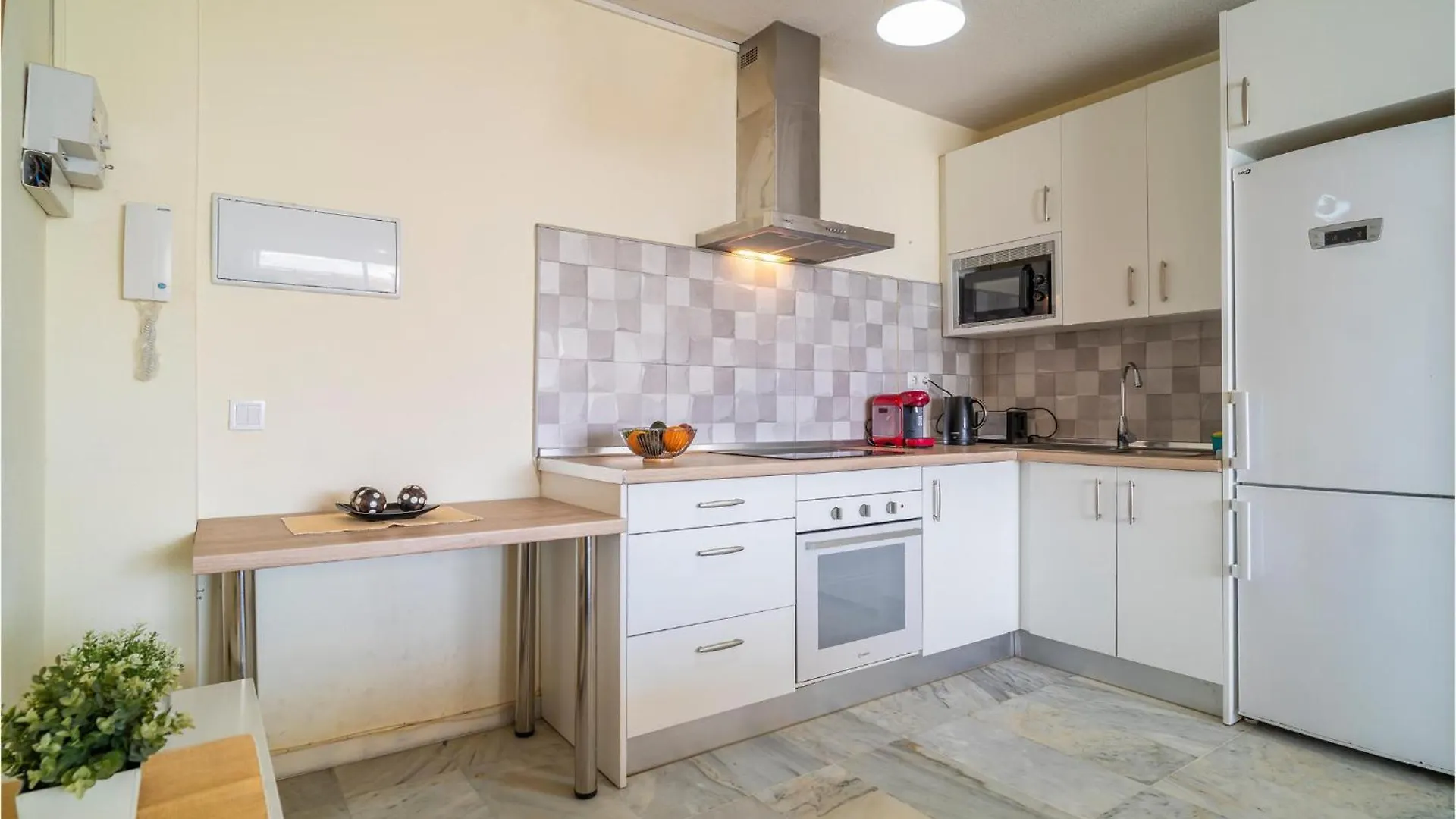 Stunning Apartment In 베날마데나코스타 0*,